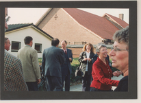 0360-106 Hongaars bezoek aan gemeente Kesteren in 1999. Dame in rood is de tolk