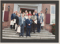 0360-108 Hongaars bezoek aan gemeente Kesteren in 1999. Op het bordes voor het gemeentehuis