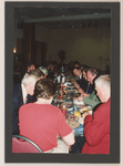 0360-111 Hongaars bezoek aan gemeente Kesteren in 1999. Gezamelijk eten