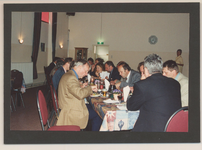 0360-112 Hongaars bezoek aan gemeente Kesteren in 1999. Gezamelijk eten