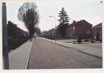 0360-43 Zicht op Ooievaarstraat te Opheusden 2004 in verband met sloopplannen SWB. Rechts Verenigingsgebouw Eltheto