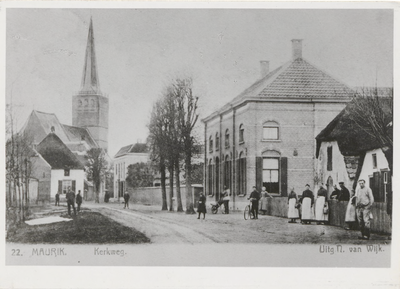 0362-1047 Dorpsgezicht. Op achtergrond N.H. St. Maartenskerk. V.l.n.r. ---> 1. Bakkersschuur, 2. café-Kruidenierszaak ...