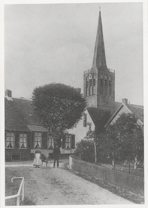 0362-1063 De zuidelijke toegang tot het Dorpsplein. Links het schoutenhuis, op de achtergrond de toren v.d. N.H.-kerk ...