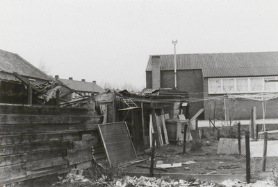 0362-1093 Restanten schuurtjes diakonessehuisjes Mecklenburgemeester Op achtergrond: links: huizen Jordenstraat, ...