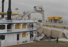 0362-112 Opening waterkrachtcentrale te Maurik door Z.K.H. Prins Claus. Radarboot 'Mississippi Queen' ligt afgemeerd ...