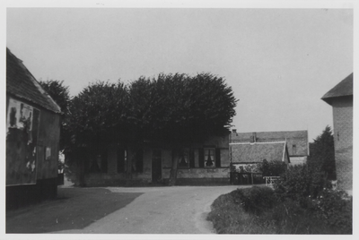 0362-1246 Vanaf kant oude Lagere School zicht op T-boerderij t.w. Garage van Tuil ---> *o.a. eerder bewoond door de ...