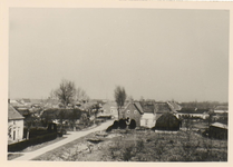 0362-1295 Rechts de boerderij van de hr. D.P. van Asch, op de achtergrond de wijk Hoekenburg
