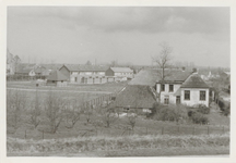 0362-1298 Rechts op voorgrond T-boerderij van Fam. Van Osenbruggen, links op achtergrond wijk Hoekenburg