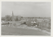 0362-1299 Rechts op de voorgrond de boerderij van Van Asch, op de achtergrond de N.H.-kerk
