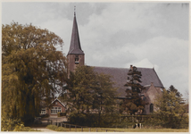0362-1308 N.H.-kerk met links daarnaast de oude Lagere School, gefotografeerd vanuit het zuiden