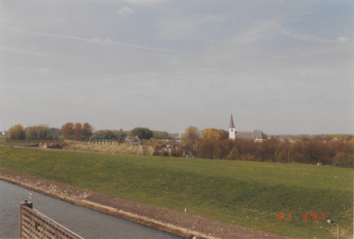 0362-1380 Gezicht vanaf het Amsterdam-Rijnkanaal op de kerk van Rijswijk