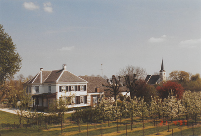 0362-1381 T-boerderij met bloeiende fruitbomen. Op de achtergrond de Hervormde kerk