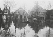 0362-139 Huizen aan de Raadhuisstraat in het water, op de voorgrond komt iemand in roeiboot voorbij
