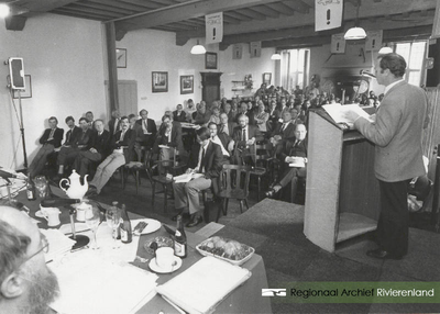 0362-57 Spreker tijdens hoorzitting gemeentelijke herindeling Lienden-Maurik in Kasteel 'De Wijenburg'