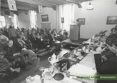 0362-58 Spreker tijdens hoorzitting gemeentelijke herindeling Lienden-Maurik in Kasteel 'De Wijenburg'