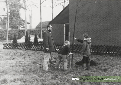 0362-83 Kinderen planten boom tijdens Boomplantdag