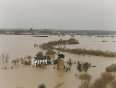 0362-G74 Molen 'De Hoop' met molenhuis te Rijswijk omgeven door water met Nederrijn en stad Wijk bij Duurstede op achtergrond
