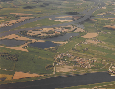 0362-G76 Luchtopname vanuit zuidwesten van A'dam-Rijnkanaal op voorgrond, dorp Rijswijk en Nederrijn met waterkering en ...