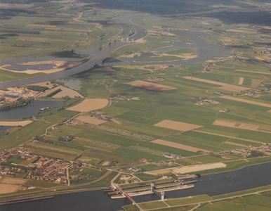 0362-G77 Luchtopname vanuit westen van A'dam-Rijnkanaal op voorgrond, dorp Rijswijk links onder en Nederrijn met Eiland ...