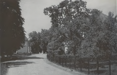 Lie 107 Gezicht vanuit de Oudsmidsestraat op het kruispunt met de Dorpsstraat en Assegatstraat (later Dokter van ...