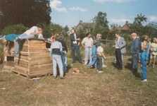 Lie 26a Jeugdvakantieweek 28-8-1989/2-9-1989. De jury controleert bij de huttenbouw . v.l.n.r. T. Derks, G.van Eck, ...