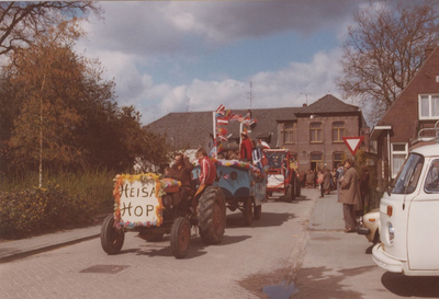 Lie 342 (ws) 80-jarig jubileum Muziekvereniging Amicitia . Een praalwagen van Heisa Hop rijdt door de Verbrughweg met ...