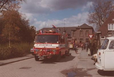 Lie 343 (ws) 80-jarig jubileum Muziekvereniging Amicitia . De brandweerauto rijdt door de Verbrughweg met op de ...