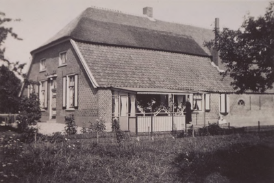 Lie 407 Boerderij aan het begin van de Ommerenveldseweg, vanaf de Tielse kant (rechterzijde). Boerderij is in de jaren ...