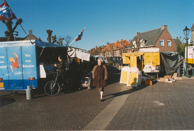 Lie 475 Zicht op weekmarkt op het Marktplein, gefotgrafeerd vanuit de Waterstraat