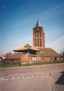 Lie 543 Politieonderzoek? Zicht op bedrijfsgedeelte (hooiberg/schuur) van Witte Huis met op de achtergrond de toren van ...