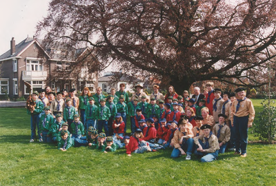 Lie 546 Installatie van de leden van de scoutinggroep. Groepsfoto van de leden (incl. leiding) van de Baron van ...