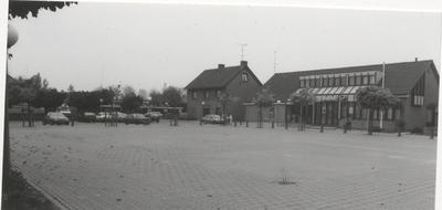0369-169 Dorpsplein in Dodewaard met Rabobank en slagerij Willemsen