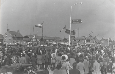 0369-312 De bezoekers op het Dorpsplein tijdens de bevrijdingsoptocht 1975