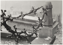 20 Foto van een ketting met paaltje van een graf op de begraafplaats Ter Navolging in Tiel