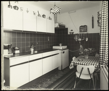 66 Een groot formaat foto met een keukeninterieur uit de jaren tachtig van de vorige eeuw. Nadere aanduidingen ...