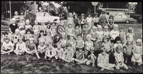 195 Een groepsfoto met kinderen gefotografeerd in het kader van de jeugdtandverzorging in Tiel. De opname is gemaakt op ...