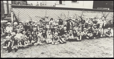 196 Een groepsfoto met kinderen gefotografeerd in het kader van de jeugdtandverzorging in Tiel. De opname is gemaakt op ...