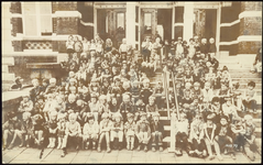198 Een groepsfoto met kinderen gefotografeerd in het kader van de jeugdtandverzorging in Tiel. De opname is gemaakt ...
