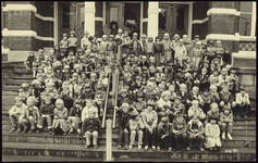 199 Een groepsfoto met kinderen gefotografeerd in het kader van de jeugdtandverzorging in Tiel. De opname is gemaakt ...