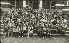 200 Een groepsfoto met kinderen gefotografeerd in het kader van de jeugdtandverzorging in Tiel. De opname is gemaakt ...