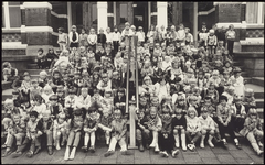 203 Een groepsfoto met kinderen gefotografeerd in het kader van de jeugdtandverzorging in Tiel. De opname is gemaakt ...
