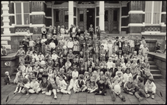 204 Een groepsfoto met kinderen gefotografeerd in het kader van de jeugdtandverzorging in Tiel. De opname is gemaakt ...