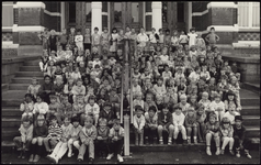 205 Een groepsfoto met kinderen gefotografeerd in het kader van de jeugdtandverzorging in Tiel. De opname is gemaakt ...