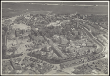 245 Een luchtfoto van de Tielse binnenstad, vlak na de Tweede Wereldoorlog. Het puin van de verwoeste gebouwen is ...