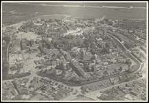364 Een luchtfoto van de Tielse binnenstad, gemaakt vlak na de Tweede Wereldoorlog. Op veel plaatsen in de stad zijn de ...