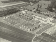 367 Een luchtfoto van het nieuwe Bethesdaziekenhuis in Drumpt, met boven in het midden het huis de Gouden Wagen en ...