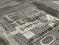 368 Een luchtfoto van het nieuwe Bethesdaziekenhuis in Drumpt, met rechtsonder de paardenbaan aan de Burgemeester ...