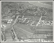 413 Een luchtfoto gemaakt van Tiel van de omgeving Papesteeg richting oosten, de watertoren en de vluchthaven zijn op ...
