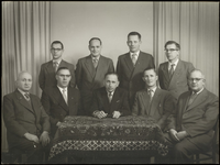 491 Een groepsfoto van het bestuur en raad van commissarissen van de coöperatieve verbruikersvereniging Sint-Gerardus ...