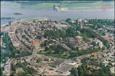 557 Een luchtfoto in druk van de Tielse binnenstad gezien richting Wamel